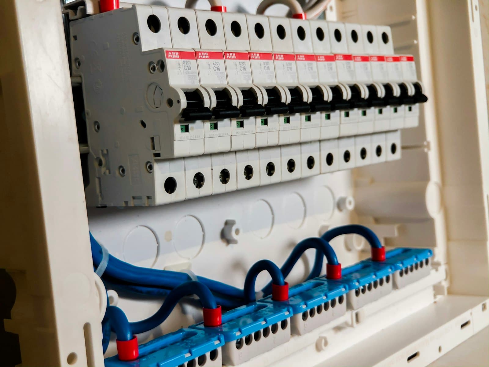 Ordentlich installierter Sicherungskasten mit beschrifteten Automaten