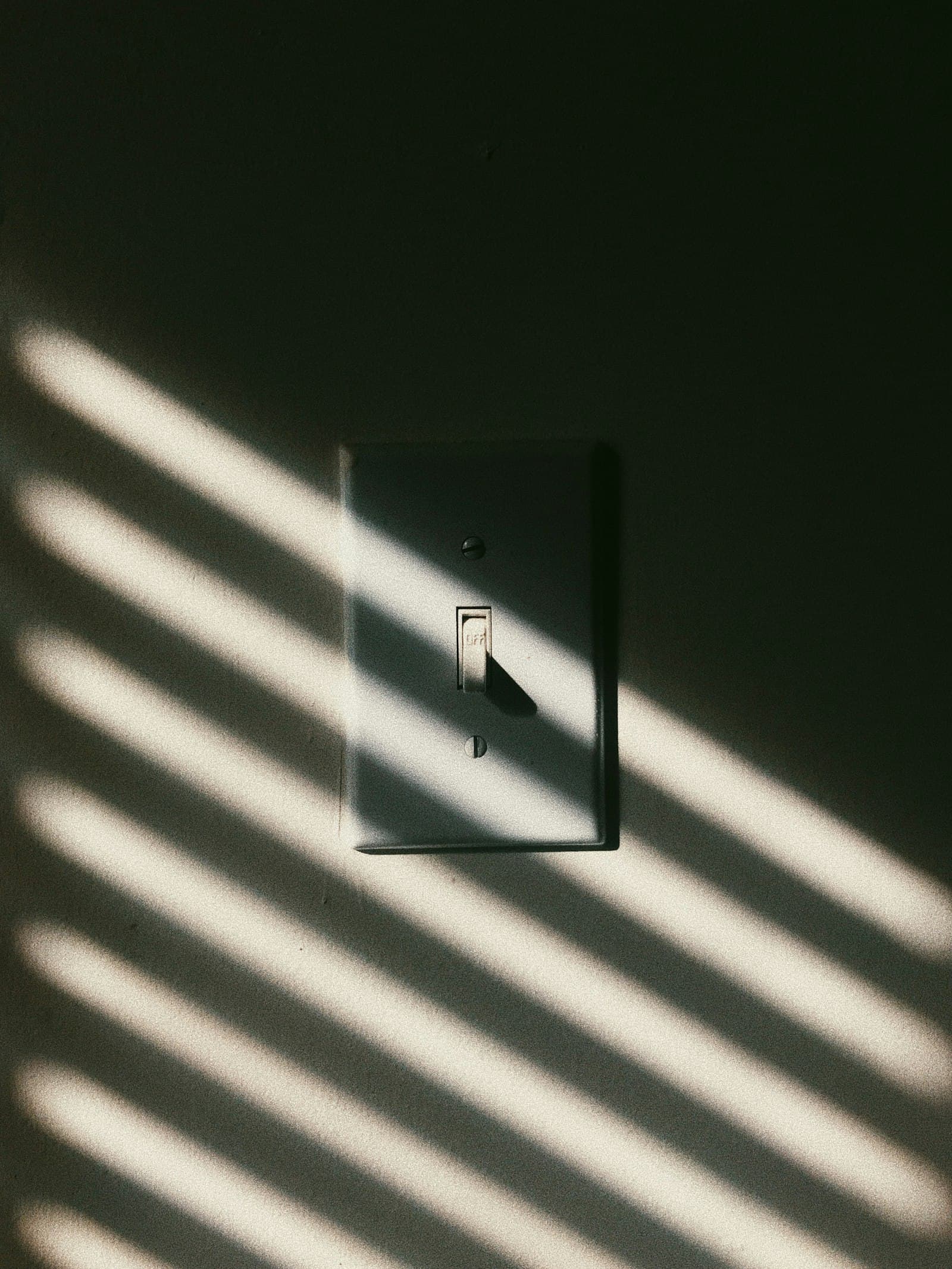 Designschalter an heller Wand im Streiflicht