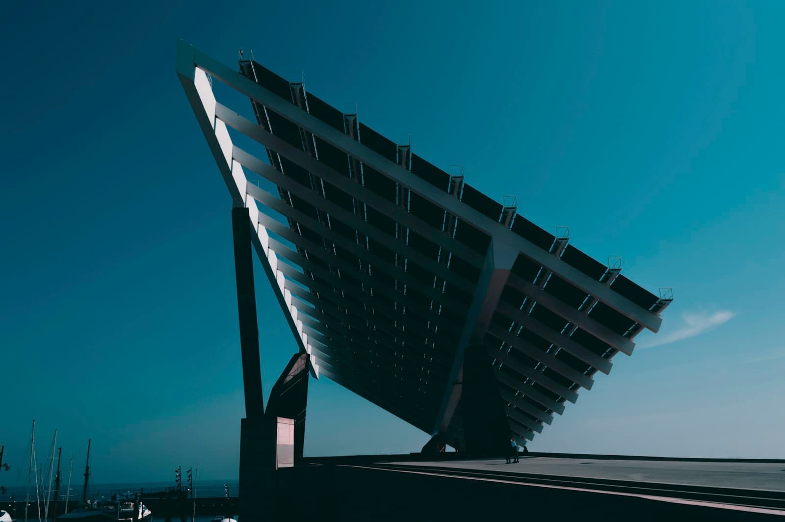 Großflächige Solaranlage im Abendlicht