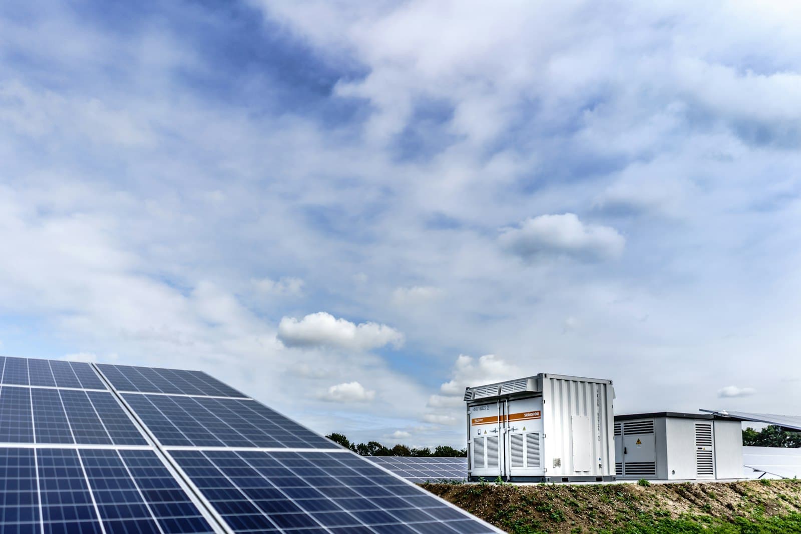 Solaranlage unter weitem Himmel